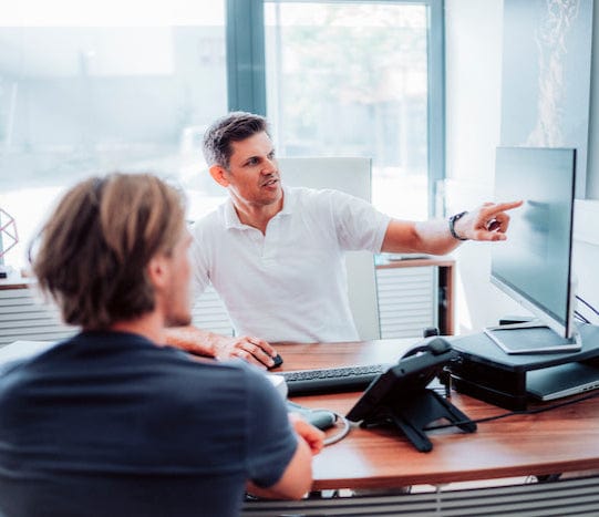 Beratungsgespräch zwischen Patient und Spezialist – Analyseergebnisse am Monitor