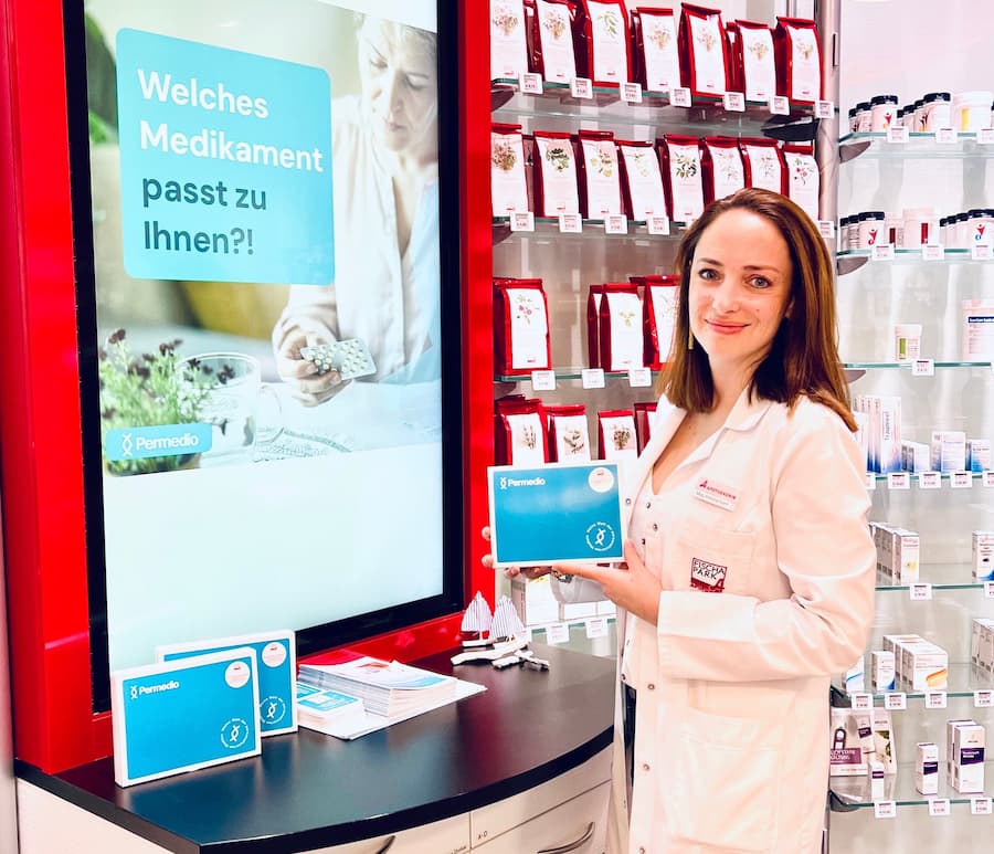 Foto von Mag.Antonia Kern in der Fishapark Apotheke in Wr. Neustadt mit dem Permedio Medikamentecheck