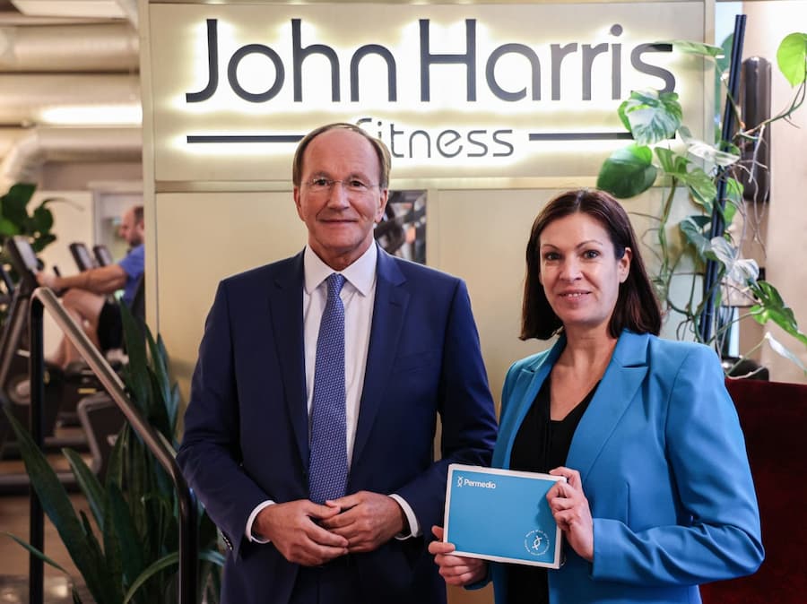 Ernst Minar und Katharina Schneider geben die Kooperation zwischen Permedio und John Harris Fitness bekannt.