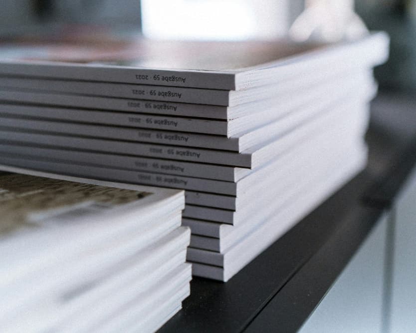 Ein Stapel Magazine liegt auf einem Tisch