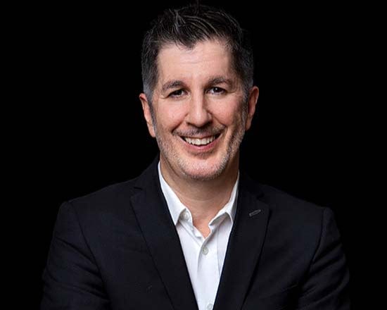 Mann im Anzug der grinst