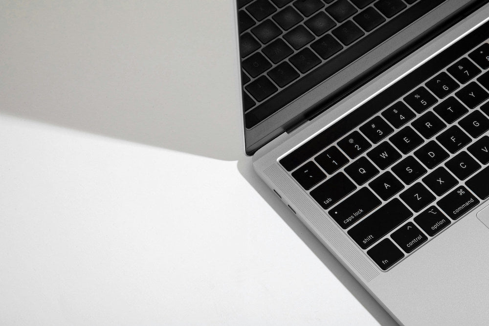 Detailansicht eines Macbooks. 